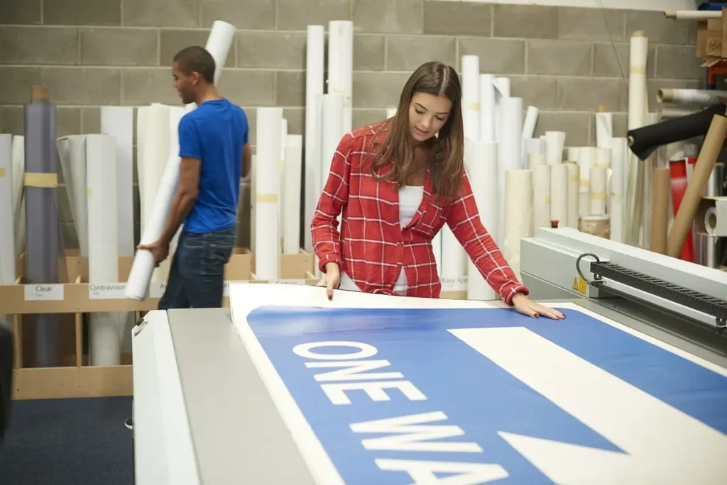 Jakie korzyści przynosi cięcie folii samoprzylepnych w reklamie?